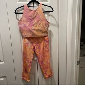 Athleta set salutation stash pocket II capri leggings and matching crop tie dye